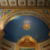 Pi� in alto notiamo un sovrarco con mosaici dorati, gigli, putti alati e il testo latino: Ut Omnibus Glorificetur Deus (�Affinch� in ogni cosa sia glorificato Dio�)